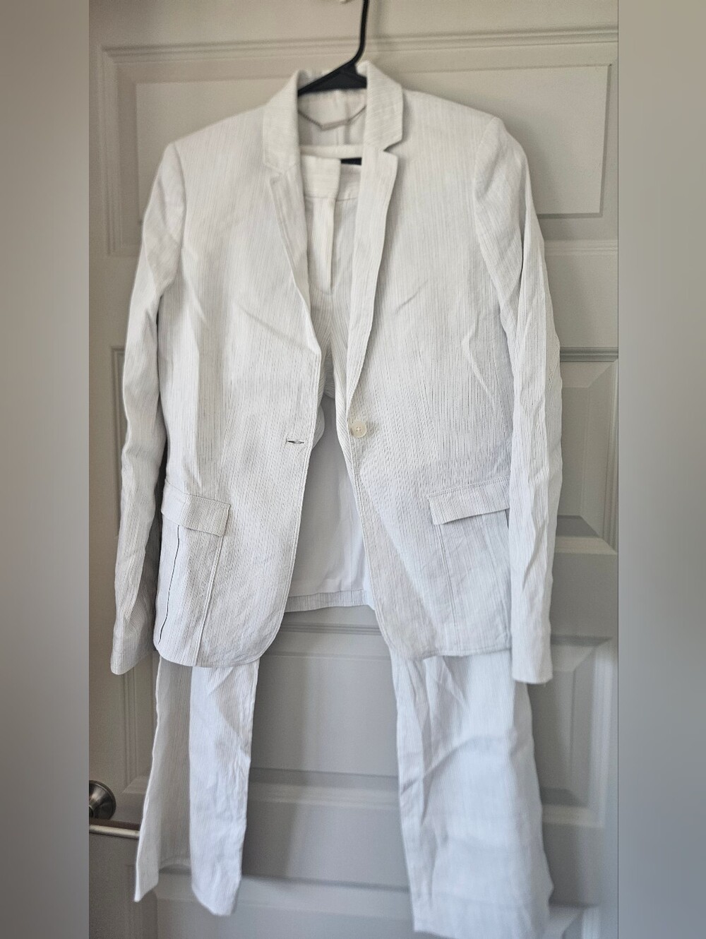 Elie Tahari white linen pant suit. Linen Blend. Size 6